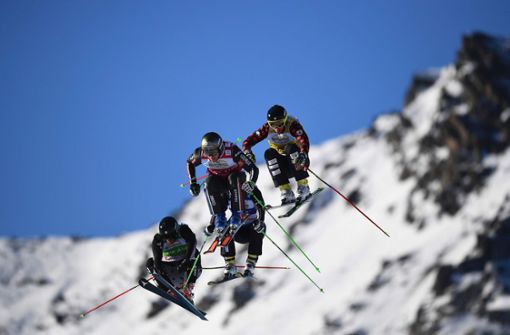 So kann Skicross aussehen: Brant Crossan (USA), Jean Frederic Chapuis (Frankreich), Stefan Thanei (Italien) und David Duncan (Kanada) beim Skicross-Weltcup 2016. Foto: AFP