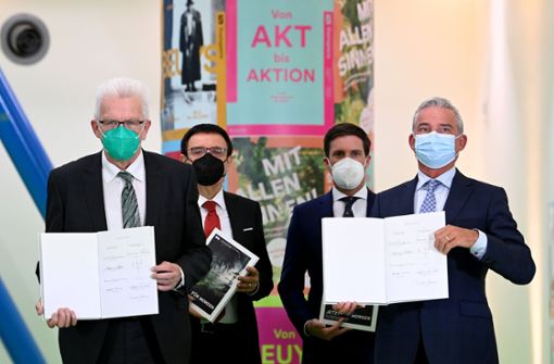 Masken und Abstand: Noch mitten in der Corona-Pandemie unterzeichneten die Spitzen von Grünen und CDU den Koalitionsvertrag 2021. Foto: dpa/Bernd Weissbrod