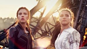 Zwei schlagkräftige  Heldinnen   kämpfen für die Befreiung versklavter  Frauen:  Scarlett Johansson (links) und Florence Pugh  in „Black Widow“. Foto: /Marvel Studios