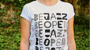 „Be Jazz, be  open“ – das neue Shirt zum 25. Festivalgeburtstag ist ein Renner. Foto: Opus