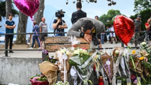 Die Menschen in Annecy legen Blumen nieder – und sind fassungslos Foto: AFP/OLIVIER CHASSIGNOLE