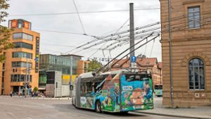 Einige Elektrobusse fahren schon in Esslingen, künftig soll die gesamte Flotte elektromobil sein – wann,  ist jetzt aber wieder unklar. Foto: Roberto Bulgrin