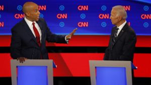 New Jerseys Senator Cory Booker (links) greift Ex-Vizepräsident Joe Biden an. Foto: AP