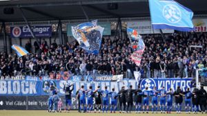 Die fünfte Liga schweißt  offenbar zusammen: Fans und Mannschaft der Stuttgarter Kickers bilden eine Einheit. Foto: Baumann/Julia Rahn