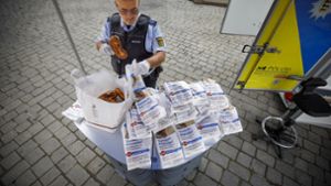 Informationen und  Brezeln: Mit einem Stand in Schorndorf hat die Polizei für Betrugsmaschen sensibilisiert. Foto: Gottfried Stoppel