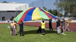 Die Kooperationsklassen lassen beim Spiel- und Sporttag  der Haldenwang-Schule das Schwungtuch flattern. Foto: Jürgen Bach
