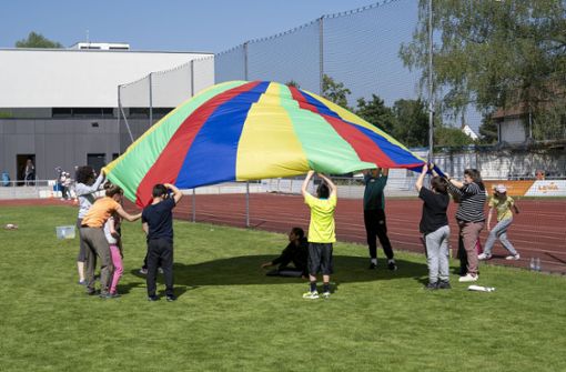 Die Kooperationsklassen lassen beim Spiel- und Sporttag  der Haldenwang-Schule das Schwungtuch flattern. Foto: Jürgen Bach
