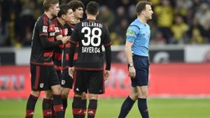 Schiedsrichter Felix Zwayer verließ während der Partie Leverkusen – Dortmund das Spielfeld – schuld war der Leverkusener Trainer. Foto: AP