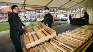 Die Vorbereitungen für den Streetfood-Markt „Winterwunderland“ von Veranstalter Gunnar Stahlberg (li.)  in Kirchheim/Teck laufen auf Hochtouren. Foto: Ines Rudel