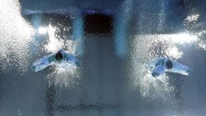 Erfolg vom Drei-Meter-Brett: Die Wasserspringerinnen Tina Punzel und Lena Hentschel holen die erste deutsche Medaille bei den Olympischen Spielen in Tokio. Foto: David J. Phillip///dpa