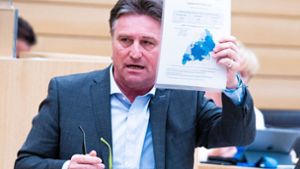Sozialminister Manfred Lucha – da noch mit einem blau gefärbten Infoblatt zur Infektionslage. Foto: 7aktuell.de/Marc Gruber