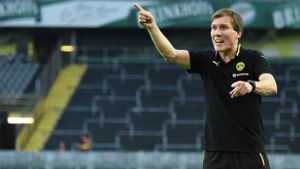 Mit der Verpflichtung von Hannes Wolf als neuer Trainer beim VfB Stuttgart geht Jan Schindelmeiser volles Risiko – und mit ihm der Verein Foto: dpa