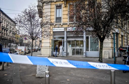 Der Überfall auf die Filiale der französischen Bank geschah am Morgen östlich des Stadtzentrums auf der Piazza Ascoli. Foto: dpa/Claudio Furlan