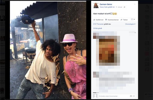 Carmen Geiss posiert im kolumbianischen Bogotá mit einem Bettler und postete das Bild auf Facebook. Foto: Facebook