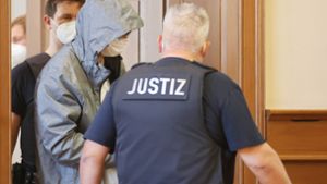 Ein Angeklagter wird in den Gerichtssaal geführt. Foto: dpa/Bodo Schackow