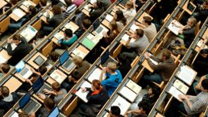 Auch die Prüfungen an den Stuttgarter Hochschulen sind ausgesetzt. Foto: dpa/Peter Kneffel