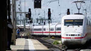 Auf der Fahrt  nach Stuttgart ist ein Zugbegleiter attackiert worden. Foto: dpa