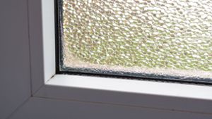 Beschlagene Fenster können auch zu Schimmelbildung führen. Foto: IMAGO/Zoonar/Alfred Hofer