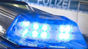 Die Polizei fahndet in Stuttgart nach einem Tankstellenräuber. Foto: dpa