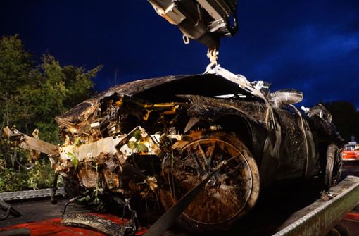 Der 100 000 Euro teure Mercedes AMG ist nach dem Unfall nur noch Schrott. Foto: SDMG