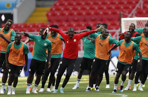 Die senegalesische Nationalmannschaft tanzte und sang sich warm für das Spiel gegen Japan. Foto: AP