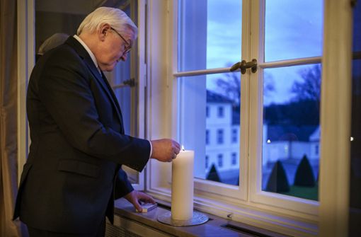 Bundespräsident Steinmeier: Kerzenlicht für Corona-Tote. Foto: dpa/Jesco Denzel