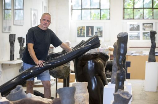 Mit schwarzem Granit arbeitet der Schorndorfer  Bildhauer Christoph Traub am liebsten. Foto: Frank Eppler