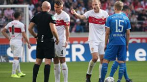 Holger Bastuber ist nach seinem Platzverweis außer sich. VfB-Kapitän Marc Oliver Kempf versucht noch auf Schiedsrichter Benedikt Kempkes einzuwirken. Foto: Baumann