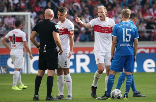 Holger Bastuber ist nach seinem Platzverweis außer sich. VfB-Kapitän Marc Oliver Kempf versucht noch auf Schiedsrichter Benedikt Kempkes einzuwirken. Foto: Baumann