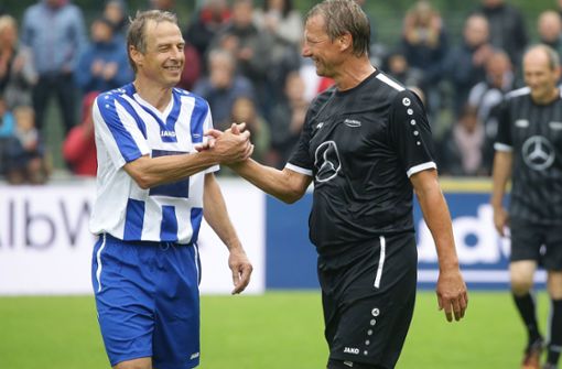 Seine Wurzeln hat Jürgen Klinsmann (li.) nie vergessen: 2019 steht er bei einem Benefizspiel im Eybacher Tal in Geislingen auf dem Platz mit Guido Buchwald. Foto:  