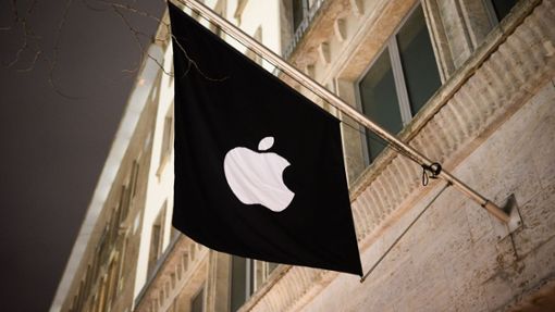 Auch nach der Zulassung von alternativen Marktplätzen dürfen auf ein iPhone nur Apps installiert werden, die einen Sicherheitscheck bei Apple durchlaufen haben. Foto: Julian Stratenschulte/dpa