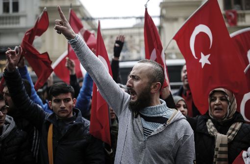 Die Nato hat die Türkei und die anderen Bündnispartner im Streit um untersagte Wahlkampfauftritte türkischer Politiker zur Mäßigung aufgerufen. Foto: AP