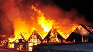 Ein Sägewerk in Ofterdingen ist in der Nacht zum Freitag vollständig abgebrannt. Foto: dpa