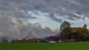 Feuerwehrleute löschen einen Kuhstall in Blaufelden. Beim Brand des Kuhstalls sind am Dienstag mehrere Tiere verendet und schwere Schäden entstanden. Foto: dpa/Fabian Koss