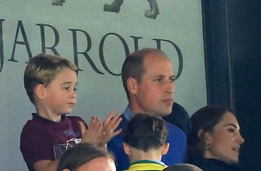 Mit Papa Prinz William, Mama Herzogin Kate durfte der königliche Nachwuchs Prinz George  am Wochenende zum ersten Mal ins Stadion. Foto: glomex