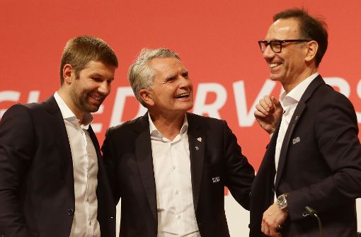 Das bestätigte Präsidium des VfB Stuttgart: Thomas Hitzslperger, Wolfgang Dietrich und Bernd Gaiser (v. li.) Foto: Baumann