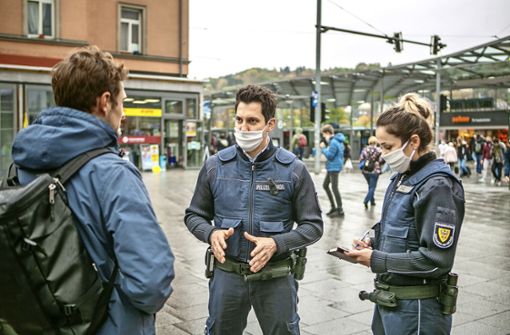 Die Ordnungshüter prüfen derzeit regelmäßig, ob sich die Esslinger an die Maskenpflicht halten. Foto: Roberto Bulgrin