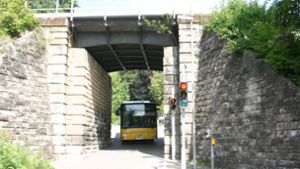 Die Bahnunterführung in Stuttgart-Dachswald ist ein Engpass für den Verkehr. Foto: Archiv Alexandra Kratz