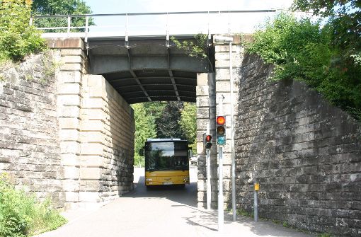 Die Bahnunterführung in Stuttgart-Dachswald ist ein Engpass für den Verkehr. Foto: Archiv Alexandra Kratz