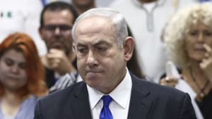 Benjamin Netanjahu bleibt vorerst weiter Premier in Israel. Foto: dpa/Oded Balilty