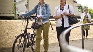 Birgitt Bender (links) in Zuffenhausen mit Mitgliedern der Schutzgemeinschaft Krailenshalde. Immer mit dabei: ihr Fahrrad. Foto: Max Kovalenko