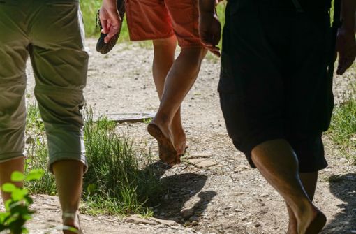 Auf Asphalt sollte man eher nicht barfuß laufen. Auf unbefestigten Waldwegen oder Wiesen tut das der Fußmuskulatur aber gut. Foto: Simon Granville/Simon Granville