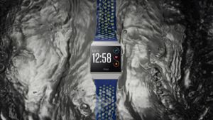 Smartwatch „Ionic“ ist wasserdicht bis zu einer Tiefe von 50 Meter. Foto: Fitbit