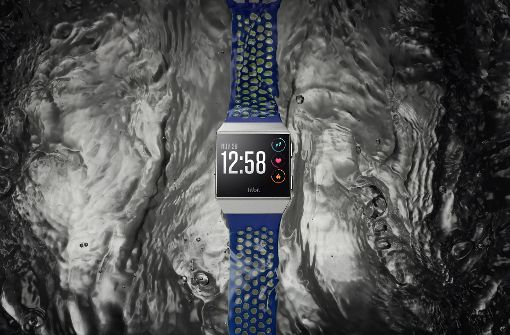 Smartwatch „Ionic“ ist wasserdicht bis zu einer Tiefe von 50 Meter. Foto: Fitbit