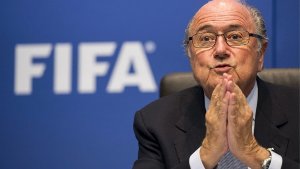 FIFA-Präsident Sepp Blatter ist zuversichtlich. Seiner Meinung nach wird das Eröffnungsspiel der Fußball-WM trotz des Unglücks mit zwei Toten in São Paulo ausgetragen. Foto: dpa