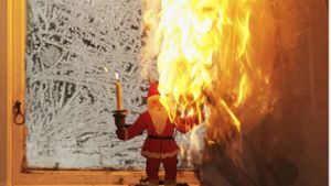 Vorhang in Flammen - Im Advent kommt es häufiger zu Bränden. Foto: DVAG Deutsche Vermögensberatung