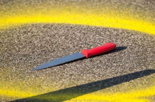 Ein Messer liegt in Hamburg an einem Tatort auf dem Boden. Foto: Daniel Bockwoldt/dpa