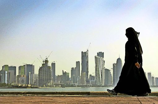 Die Skyline von Doha verändert ihr Gesicht rasant. Die Frauen in der katarischen Hauptstadt geben sich hingegen traditionell. Foto: AP