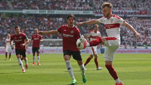 Es sollte nicht sein: Der VfB Stuttgart mit Alexandru Maxim (rechts) hat mit 0:1 in Hannover verloren. Foto: Pressefoto Baumann
