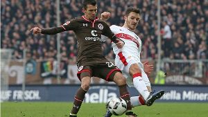 Ein Techniker zeigt Einsatz: der VfB-Mittelfeldspieler Anto Grgic (rechts) legt sich gegen Waldemar Sobota vom FC St. Pauli ins Zeug. Foto: Baumann